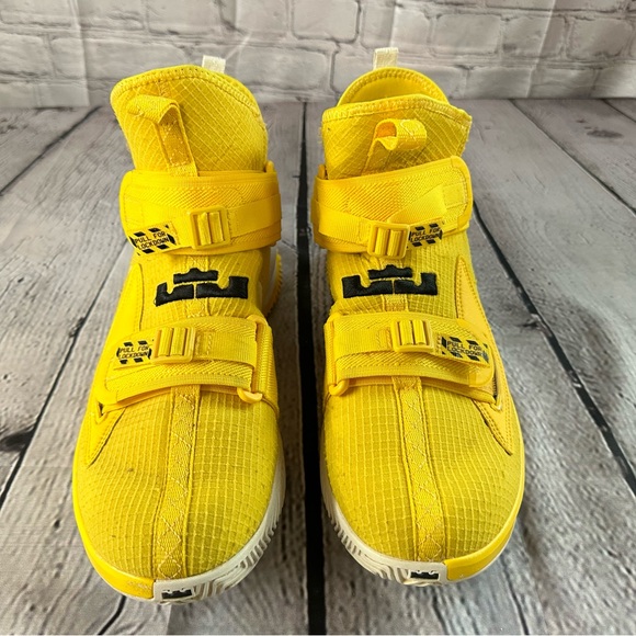 Nike Lebrons Men’s Size 9.5 - Picture 2 of 6